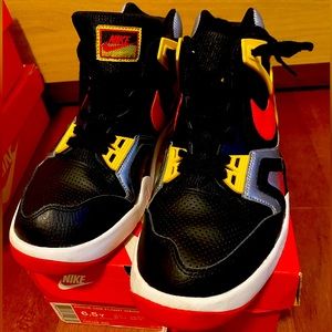 Boy’s Nike shoes size 6.5Y. Like New